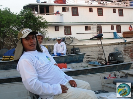 Fotos da cabine de comando e dos equipamentos e pessoal de apoio que acompanham o barco hotel TUMBIRA